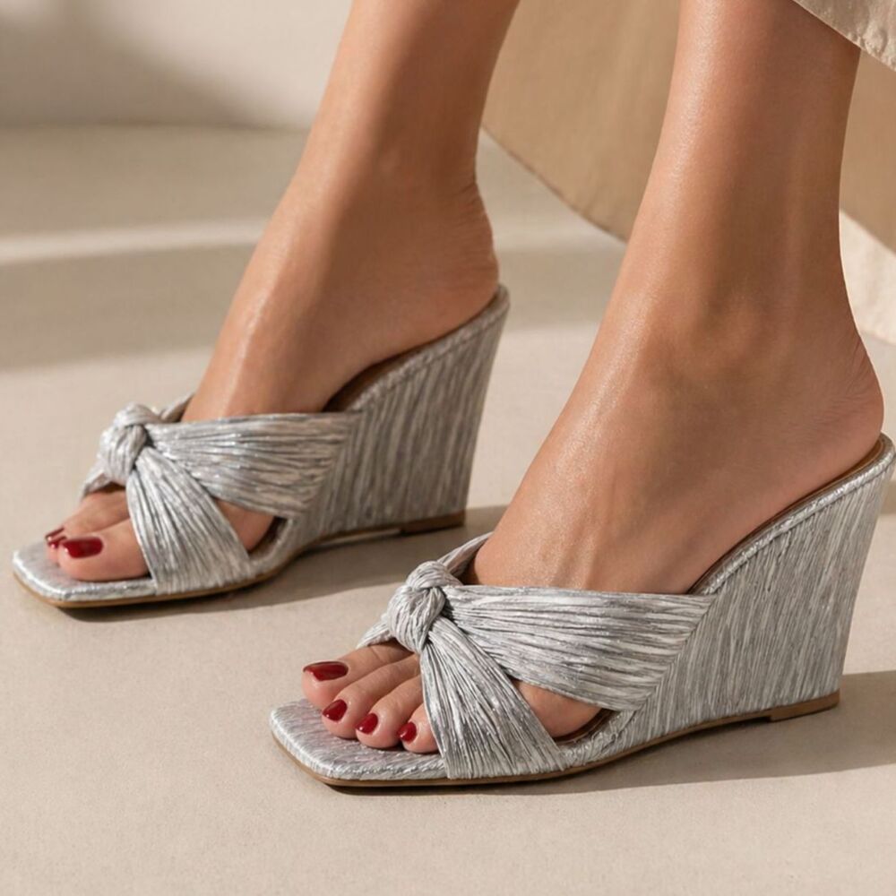 Jewel Badgley Mischka Silver Crepe Knot Wedge Summer Sandals Wedding Size 10